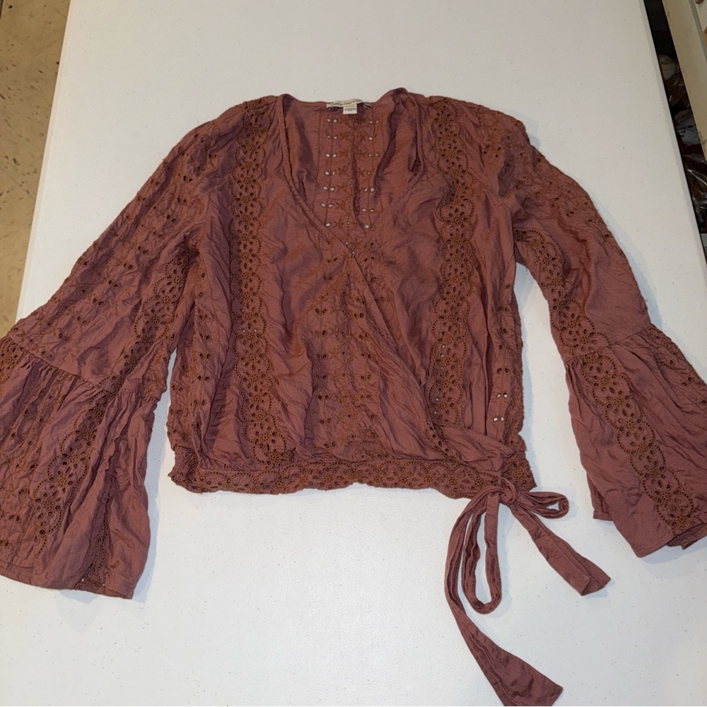 American Eagle Women’s Shirt Sz Small Dusty Rose Bell Sleeves Wrap Eyelets